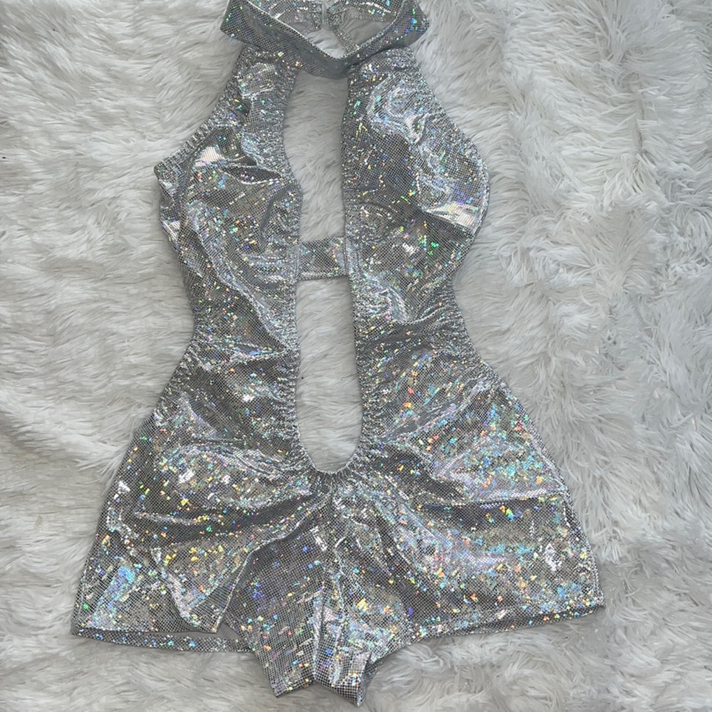 Iheartraves butt scrunch romper silver halo size M/L